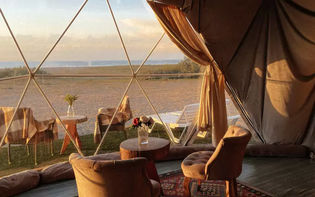 dome-shaped-glamping-near-sea